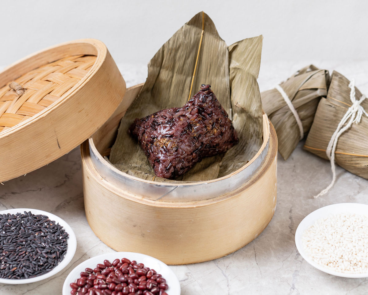 ▲▼大倉久和大飯店隆重推出端陽豐韻粽禮，紫米豆沙粽內餡精選萬丹紅豆細緻熬煮，豆香醇厚，入口綿滑細膩，甜而不膩，為佳節帶來一抹甜蜜幸福的風味。（圖／大倉久和大飯店提供）