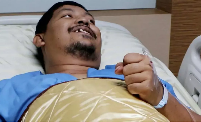 8239787 ▲▼蹲馬桶GG突被巨蟒咬! 泰男頂「爆血下體」與3.3m大蟒蛇對戰。(圖/翻攝自Bangpakong News)