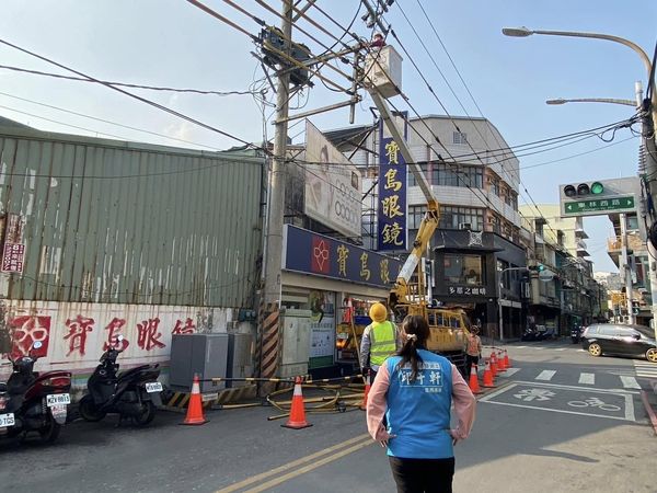 ▲高雄大量燕子被新式防鳥塗料沾黏死亡。（圖／翻攝自Facebook／高雄市議員 邱于軒）