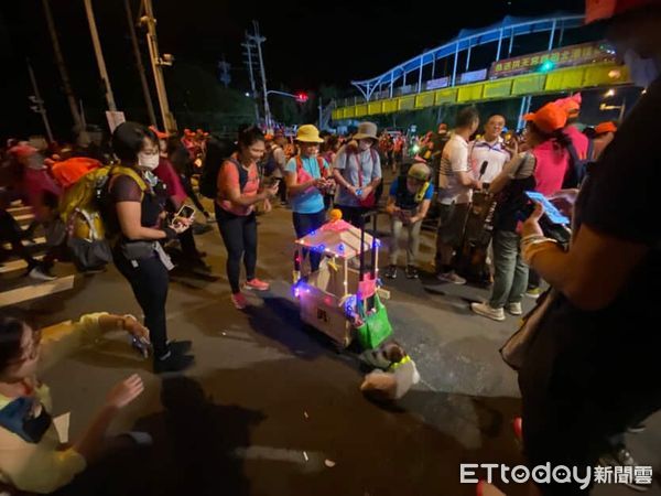 傑克羅素犬橘子專屬轎子繞境。（圖／飼主@orange113323提供）