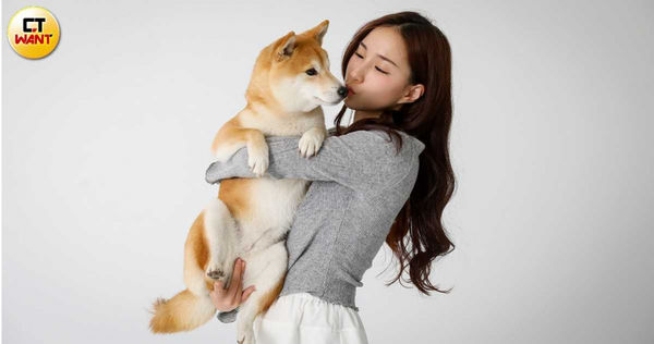 雖然起初反對Nia養狗，但現在Nia的媽媽被逗比融化，連買菜也要帶著牠，將牠視如己出。（圖／侯世駿攝）