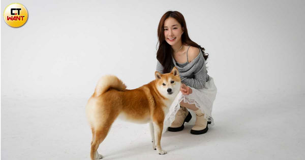 傲嬌的逗比經常無視Nia，卻對少回家的爸爸十分熱情，讓她很不是滋味。（圖／侯世駿攝）