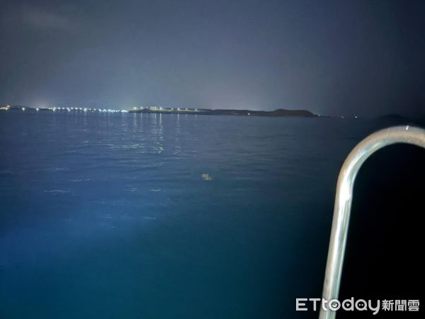 臘腸狗落海。（圖／網友提供）