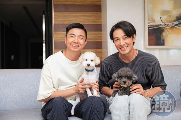 熊爸（左）來到傅子純（右）家，發現兩隻貴賓狗非常親人，出門散步拍照也很配合。