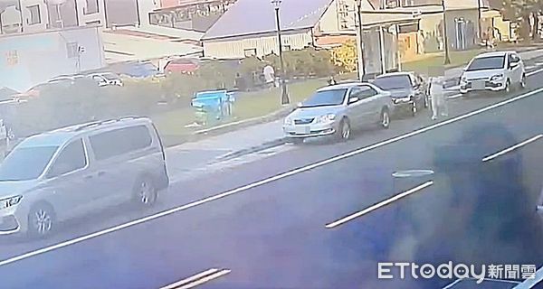 ▲桃園市平鎮區黃姓女子6日在平鎮區新街溪河岸公園帶寵物蘇卡達象龜曬太陽，未料卻遭整隻打包帶走，焦急在附近尋找。（圖／記者沈繼昌翻攝）