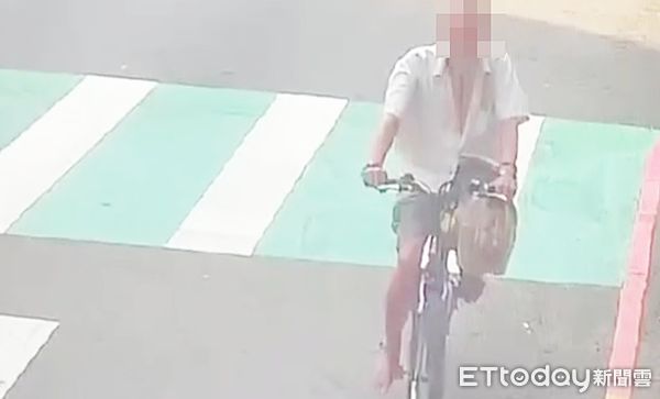 ▲桃園市平鎮區柯姓男子在平鎮區新街溪河岸公園偷走蘇卡達象龜，以自行車打包偷走蘇卡達象龜監視畫面。（圖／記者沈繼昌翻攝）