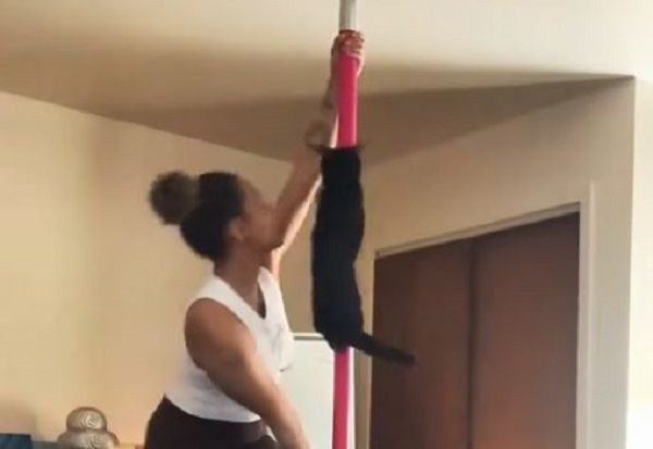 ▲奴才練舞「毛茸黑搭檔」也加入　爪爪抱鋼管一起旋轉。（圖／翻攝自TikTok／@alycatt1111）