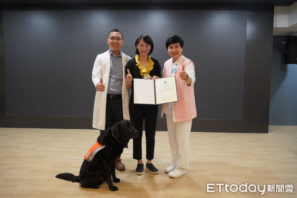 d8223883-1 ▲臺北榮總的人氣醫療輔助犬「Oba」(歐巴)到屏東榮總安寧病房陪伴病人 。(圖/屏東榮總提供)