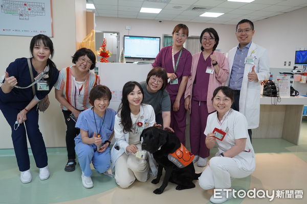 d8223884-1 ▲臺北榮總的人氣醫療輔助犬「Oba」(歐巴)到屏東榮總安寧病房陪伴病人 。(圖/屏東榮總提供)