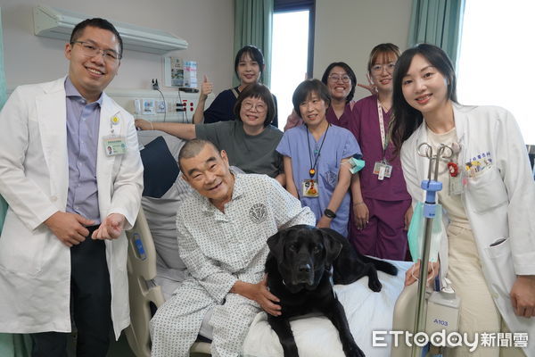 d8223885-1 ▲臺北榮總的人氣醫療輔助犬「Oba」(歐巴)到屏東榮總安寧病房陪伴病人 。(圖/屏東榮總提供)