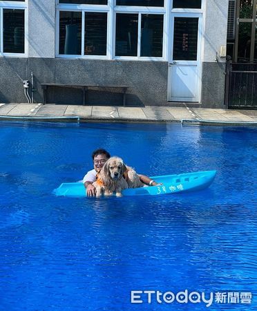 ▲媽媽帶4汪划船消暑　阿金中途跳水全員變「落湯狗」。（圖／有點毛毛的／六寶七寶の恰丢生活提供）