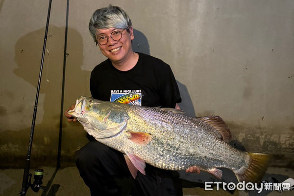 ▲▼高雄後勁溪「巨大海鱸」出沒　他釣起110公分、30斤重金目鱸驚呆。（圖／謝宇豪提供）