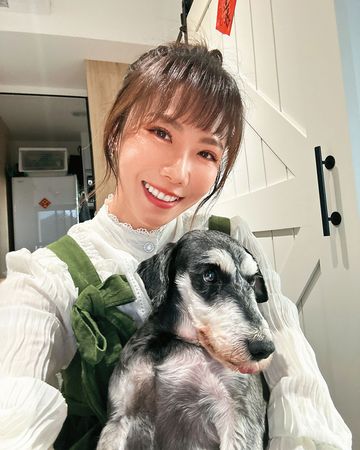 重新做狗媽媽後，大牙常在社群分享與愛犬的幸福互動。（翻攝自大牙IG）