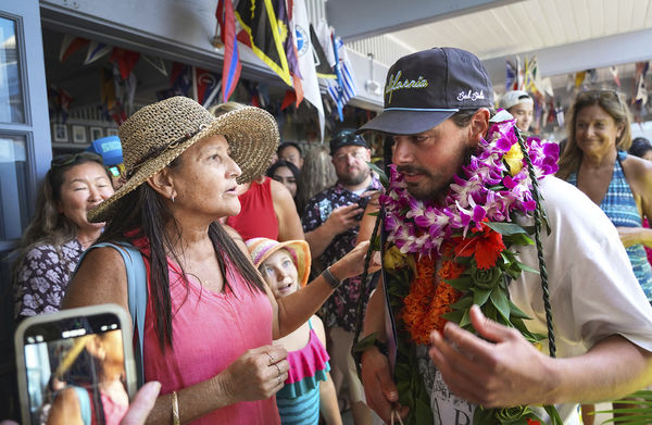 ▲▼29歲男Oliver Widger帶貓環遊世界，抵達夏威夷受到粉絲熱烈歡迎。（圖／達志影像／美聯社）